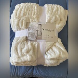 NEW Koolaburra by UGG White Faux Fur Throw Batya 50 in x 70 in